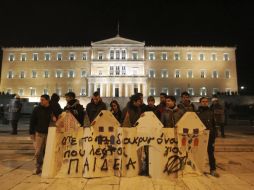Los estudiantes se manifiestan contra los recortes y su impacto en la educación. EFE  /