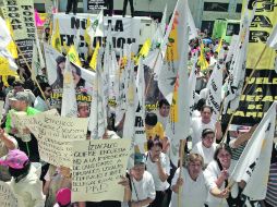 Simpatizantes perredistas se manifiestan afuera de la sede del partido en contra de la imposición de candidatos. NTX  /