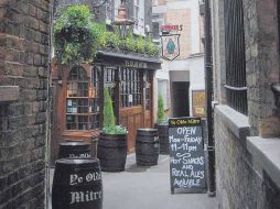 Ye Olde Mitre. Un pub abierto desde 1546, escondido en un curioso callejón, ideal si decides andar por Londres. EL UNIVERSAL  /