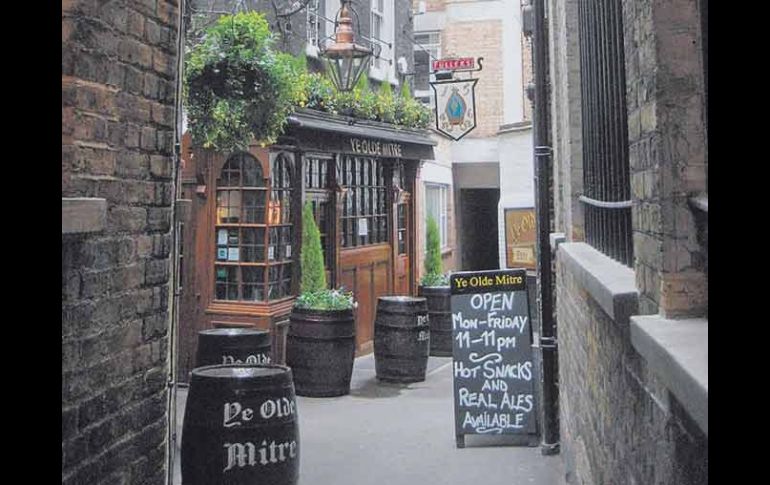 Ye Olde Mitre. Un pub abierto desde 1546, escondido en un curioso callejón, ideal si decides andar por Londres. EL UNIVERSAL  /
