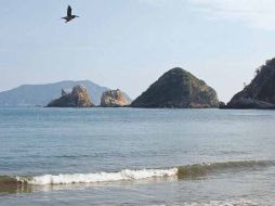 Vista de la playa de Melaque, con un oleaje tranquilo que invita a disfrutar.  /