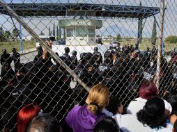 Familiares de reos del penal de Apodaca intentan obtener información en las instalaciones de la prisión. EFE  /