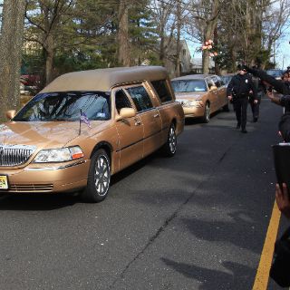 Whitney Houston ya yace junto a su padre en cementerio