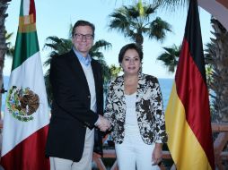 El ministro Guido Westerwell (D) estrecha la mano de la canciller mexicana Patricia Espinosa (I). AFP  /