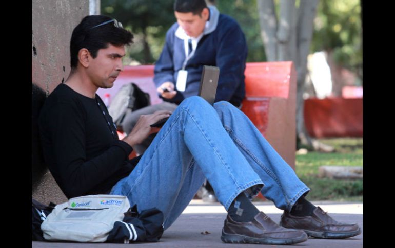 Personas de entre 18 y 29 años son, en su mayoría, quienes realizan descargas constantes de Internet. ARCHIVO  /