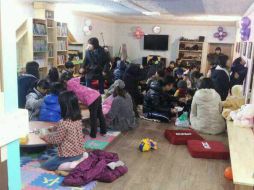 Un grupo de residentes permanece en un refugio de un colegio ubicado en la isla Yeonpyeong. EFE  /