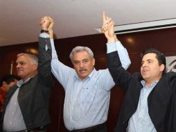 Alberto Cárdenas (c) celebra junto a los otros dos aspirantes a la candidatura, Miguel Zárate y César Madrigal.  /