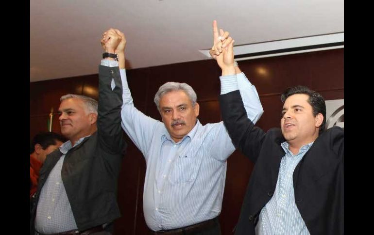 Alberto Cárdenas (c) celebra junto a los otros dos aspirantes a la candidatura, Miguel Zárate y César Madrigal.  /
