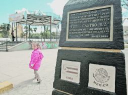 En la plaza principal de Ayotzingo hay una placa que recuerda la presencia de Fidel Castro y Ernesto “Che” Guevara en el municipio.  /