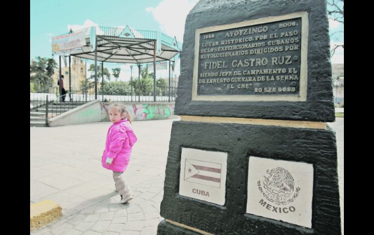 En la plaza principal de Ayotzingo hay una placa que recuerda la presencia de Fidel Castro y Ernesto “Che” Guevara en el municipio.  /