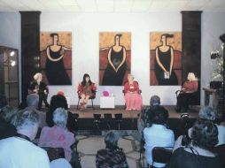 De izquierda a derecha: Margaret Atwood, Joy Harjo y Elena Poniatowska en el evento final del encuentro literario.  /