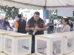 Militantes del blanquiazul, en la jornada electoral.  /