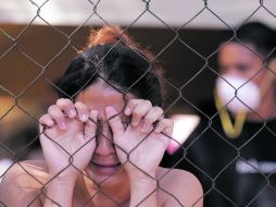 Familiares esperan los cuerpos de sus parientes fallecidos en la peor tragedia vivida por el precario sistema penitenciario de Honduras  /