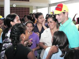 Imagen del candidato presidencial venezolano, Henrique Capriles, conviviendo con sus seguidores en Caracas. AP  /