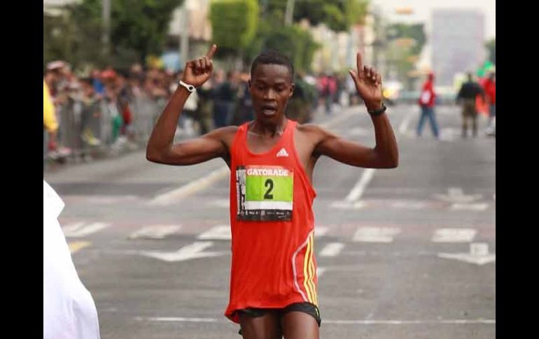 Julius Ketter llega primero a la meta tras una hora, dos minutos y 31 segundos.  /
