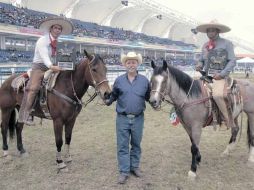 Sergio Martín Castellanos, director de FIC (centro), con el primer y segundo lugar mundial de Colas.  /