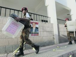 Policías cargan cajas de seguridad para las próximas elecciones presidenciales para entregarlas a los centros electorales. REUTERS  /