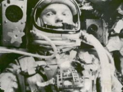 En 1962 el astronauta John Glenn se convierte en el primer hombre en dar tres veces la vuelta a la Tierra. ARCHIVO  /