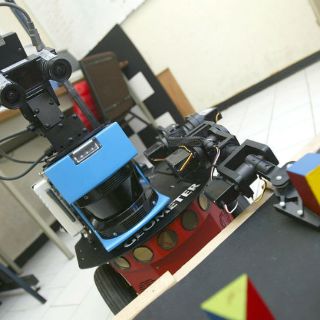 Alumno desarrolla robot que se controla con la mente