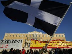 La céntrica Plaza Syntagma de la capital griega ha sido escenario de enfrentamientos leves entre la Policía y manifestantes. EFE  /