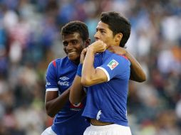 El delantero Javier Aquino (d) y Francinilson Santos (i) festejan una anotación ante Pumas, el pasado sábado 18 de febrero de 2012. EFE  /