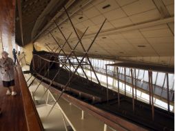 Visitantes observan la barca solar de Keops expuesta en el museo ante la gran pirámide en Guiza, Egipto. EFE  /