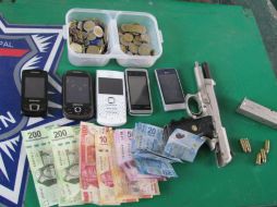 A los delincuentes se les aseguró cinco teléfonos celulares, un arma y dos mil quinientos pesos en efectivo. ESPECIAL  /
