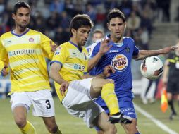 Jaime Gavilán (d) pugna por el balón con los jugadores del Espanyol Raúl Rodríguez (i) y Juan Forlín. EFE  /