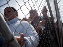Personas acuden hoy a visitar a familiares en el penal de Apodaca. Algunas aguardan ahí desde el domingo. REUTERS  /
