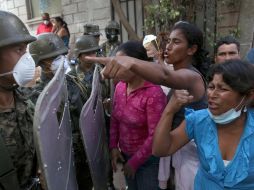 Las personas irrumpieron gritando y de forma amenazante, pero las autoridades controlaron rápidamente la situación. AP  /