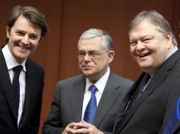 El primer ministro griego, Lucas Papademos (c) y el ministro de Finanzas, Evangelos Venizelos (d). NTX  /