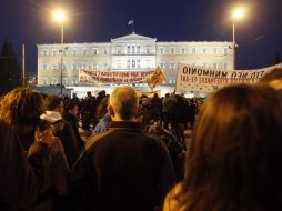 Manifestantes permanecen frente al Parlamento griego en Atenas. EFE  /