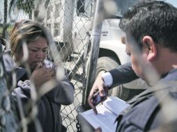 INCERTIDUMBRE.- Una mujer recibe informes sobre su familiar interno en el penal de Apodaca. REUTERS  /