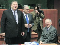 El ministro de Finanzas de Grecia, Venizelos; el primer ministro Papademos, y el ministro de Finanzas alemán, Schaeuble, en Bruselas.  /