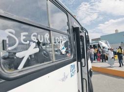 Operadores del transporte público urbano se manifiestan para exigir seguridad durante sus horas laborales.  /