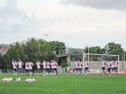 Jugadores del conjunto tapatío trotan en la cancha aledaña al Estadio “José Amalfitani”, inmueble en donde se medirán a Vélez. ESPECIAL  /