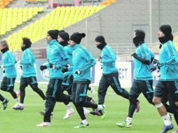 Integrantes del Real Madrid realizan ejercicios de calentamiento durante la práctica que efectuaron en el Estadio Luzhnikí. REUTERS  /