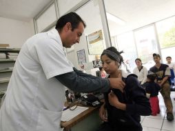 Los síntomas de dengue son fiebre, dolor de cabeza y detrás de los ojos, dolor de articulaciones y dolor muscular. ARCHIVO  /