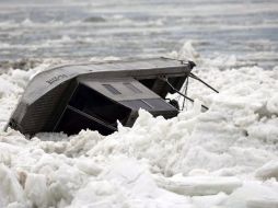 Una barca apresada en el Danubio atestigua la abundancia de hielo y el riesgo de inundaciones. EFE  /