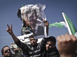 Estudiantes palestinos queman una imagen del presidente sirio Bashar Assad durante una protesta contra el régimen sirio en Gaza. EFE  /