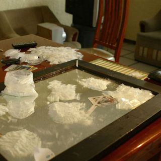 Catean finca y aseguran cocaína; hay dos detenidos