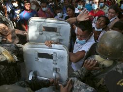 El familiar de un reo fallecido se enfrenta a la policía, el malestar prevalece entre los afectados.  AP  /