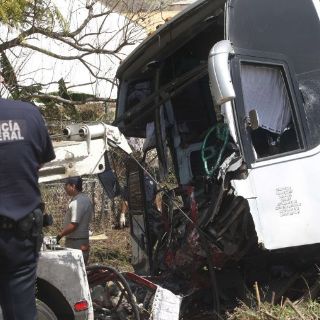 Camión de pasajeros se estrella contra camioneta