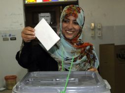El premio Nobel de la Paz, Tawakkol Karman, fue la primera mujer del mundo árabe en emitir su voto. AFP  /