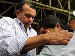El presidente de Honduras, Porfirio Lobo durante una visita a familiares de los reclusos víctimas del incendio. AFP  /