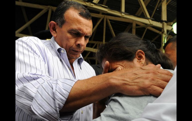 El presidente de Honduras, Porfirio Lobo durante una visita a familiares de los reclusos víctimas del incendio. AFP  /