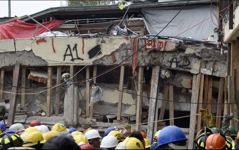 Rescatistas trabajando para recuperar a los infantes que se encuentran bajo los escombros.