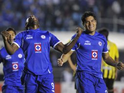 Edixon Peréa (izq) celebra su gol en el triunfo del Cruz Azul ante el Tachira. EFE  /