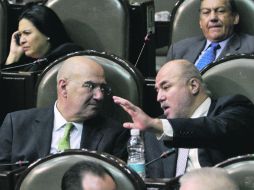 Manuel Clouthier Carrillo (derecha) dialoga con el legislador del Partido Verde, Juan José Guerra Abud. NTX  /