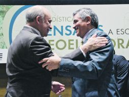 Eduardo Sojo, del Inegi, y Leonardo Valdés, del IFE, en la presentación de “Estadísticas censales a escalas geoelectorales”. NTX  /
